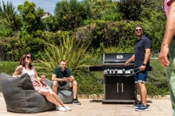 Napoleon Rogue XT 525 Gasgrill - All Black - Mit Sizzle Zone - Modell 2023 -Grillfuerst Speichern Napoleon Rogue XT 525 Gasgrill mit Sizzle Zone Lifestyle01