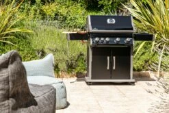 Napoleon Rogue XT 525 Gasgrill - All Black - Mit Sizzle Zone - Modell 2023 -Grillfuerst Speichern Napoleon Rogue XT 525 Gasgrill mit Sizzle Zone Lifestyle02