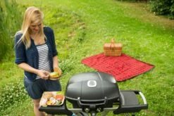 Napoleon TravelQ PRO285 Kompakt Gasgrill Schwarz Mit Klappbarem Wagen - Modell 2023 -Grillfuerst Speichern Napoleon portabler Gasgrill Travelq Pro285 x lifestyle 2
