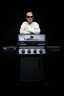 Napoleon Freestyle 425 Gasgrill - Mit Sizzle Zone - Limited Robin Schulz Barbecue Edition - Inkl. Mega Zubehörpaket 25 Napoleon Freestyle 425 Gasgrill - Mit Sizzle Zone - Limited Robin Schulz Barbecue Edition - Inkl. Mega Zubehörpaket -Grillfuerst Speichern Napoleon und DJ Robin Schulz Freesystel Sonderedition