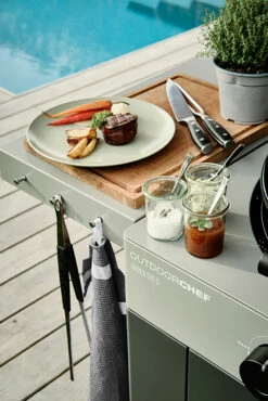 Outdoorchef Gas Kugelgrill Arosa 570 G Evo Grey Steel -Grillfuerst Speichern Outdoorchef Arosa 570G EVO grey steel Detail Besteckhalter