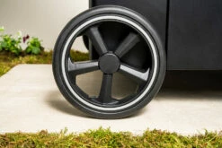 Outdoorchef Gas Kugelgrill Arosa 570 G Evo Black Style - Inkl. Blazing-/Cooking Zone Kit Plus Und Plancha -Grillfuerst Speichern Outdoorchef Arosa Gas Kugelgrill 570G EVO Black Style Laufraeder 2