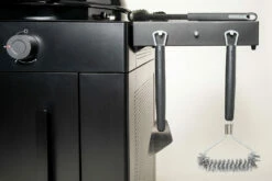 Outdoorchef Gas Kugelgrill Arosa 570 G Evo Black Style - Inkl. Blazing-/Cooking Zone Kit Plus -Grillfuerst Speichern Outdoorchef Arosa Gas Kugelgrill 570G EVO Black Style Seitenablage 1