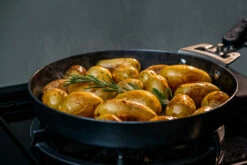 Outdoorchef Carbonstahl Pfanne Ø 24 Cm 15 Outdoorchef Carbonstahl Pfanne Ø 24 Cm -Grillfuerst Speichern Outdoorchef Carbonstahl Pfanne 24cm Anwendung