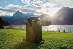 Outdoorchef Gas Kugelgrill Davos 570G Pro Mit Blazing Zone (Infrarotbrenner) & Abdeckhaube -Grillfuerst Speichern Outdoorchef Davos 570G Pro Blazing Zone Lifestyle