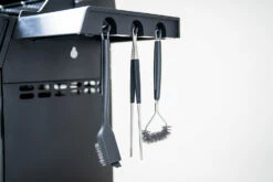 Outdoorchef Dualchef 425 G BZ Gasgrill Mit BLAZING ZONE Infrarotbrenner -Grillfuerst Speichern Outdoorchef Dualchef 425G BZ Detail Besteckhalter