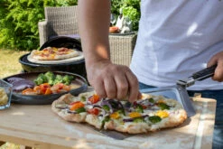 Outdoorchef Gas Kugelgrill Chelsea 420 G Pizzaofen - Pizza Chef Inkl. Grillfürst Pizzastein, Pizzaheber Und Pizzaschneider -Grillfuerst Speichern Outdoorchef Pizzaofen Set Chelsea Grillfuerst Pizzaschneider