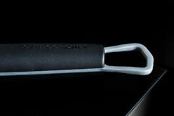 Outdoorchef Triangel Grillbürste Mit Nylonborsten, 41,5 Cm -Grillfuerst Speichern Outdoorchef Triangel Grillbuerste Detail Griff