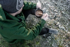 Petromax Emaille Stieltopf / 500 Ml / Schwarz -Grillfuerst Speichern Petromax Emaille Stieltopf 500ml schwarz Lifestyle02