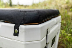 Petromax Kühlbox 25 Liter Alpenweiß - Grillfürst DEAL Inkl. Sitzkissen, Haft-Unterlage Und Einsatzkorb 22 Petromax Kühlbox 25 Liter Alpenweiß - Grillfürst DEAL Inkl. Sitzkissen, Haft-Unterlage Und Einsatzkorb -Grillfuerst Speichern Petromax KX25 Kuehlbox Haftunterlage Sitzkissen