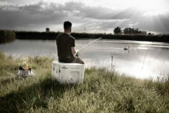 Petromax Kühlbox 50 Liter Alpenweiß - Inkl. Sitzkissen, Haft-Unterlage Und Einsatzkorb -Grillfuerst Speichern Petromax Kuehlbox angeln