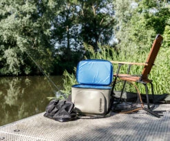 Petromax Kühltasche 22 Liter / Sandfarben -Grillfuerst Speichern Petromax Kuehltasche 22Liter sand Lifestyle