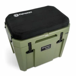 Petromax Kühlbox 25 Liter Oliv - Inkl. Sitzkissen, Haft-Unterlage Und Einsatzkorb -Grillfuerst Speichern Petromax kx25 seat b Sitzkissen fuer Kuehlbox oliv Seat