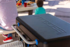 Pit Boss Plancha Grill Ultimate Plancha 3-Brenner - Mit Untergestell -Grillfuerst Speichern Pit Boss Ultimate Plancha 3 Brenner Deckelgriff