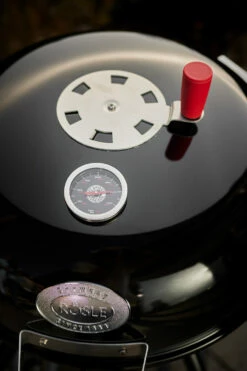 Rösle Holzkohlegrill Kugelgrill No.1 F50 Sport - FC Bayern Edition - Inkl. FC Bayern Abdeckhaube -Grillfuerst Speichern Roesle FC Bayern Deckelthermometer Logo 1