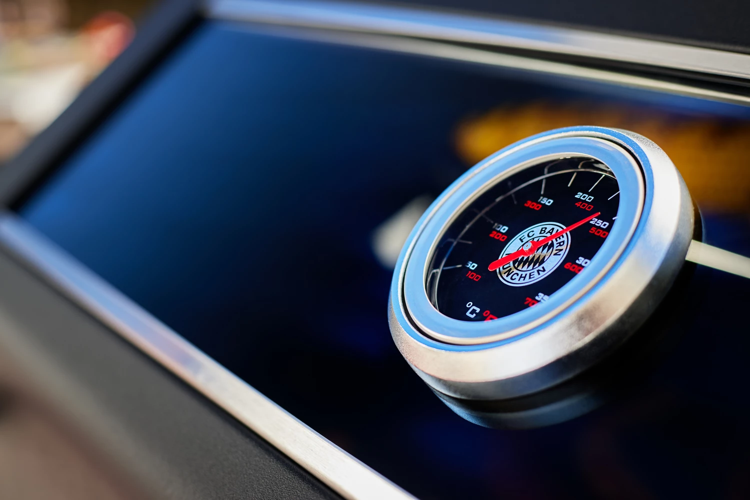 Rösle Videro G4-S VARIO+ Schwarz Gasgrill - FC Bayern Edition 14 Rösle Videro G4-S VARIO+ Schwarz Gasgrill - FC Bayern Edition – Bild 12