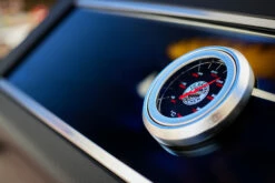 Rösle Videro G3-S VARIO+ Schwarz Gasgrill - FC Bayern Edition - Inkl. FC Bayern Abdeckhaube, Barbecue Grillzange Und Burgerpresse -Grillfuerst Speichern Roesle FC Bayern Gasgrill Logo Deckelthermometer 3