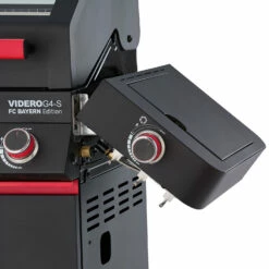 Rösle Videro G4-S VARIO+ Schwarz Gasgrill - FC Bayern Edition 32 Rösle Videro G4-S VARIO+ Schwarz Gasgrill - FC Bayern Edition -Grillfuerst Speichern Roesle Gasgrill Videro FC Bayern Detail Seitenablage