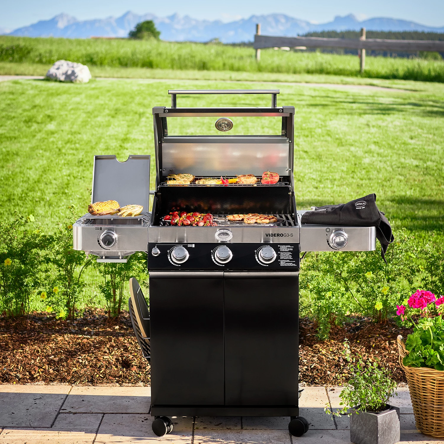 Rösle Gasgrill Videro G3-S VARIO+ Schwarz - Modell 2023 - X-DEAL Inkl. Abdeckhaube, Grillplatte Und Drehspieß 16 Rösle Gasgrill Videro G3-S VARIO+ Schwarz - Modell 2023 - X-DEAL Inkl. Abdeckhaube, Grillplatte Und Drehspieß – Bild 14