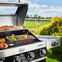 Rösle Gasgrill Videro G4-S VARIO+ Schwarz - Modell 2023 Inkl. Abdeckhaube -Grillfuerst Speichern Roesle Gasgrill Videro G4 S Mood Grillflaeche 1