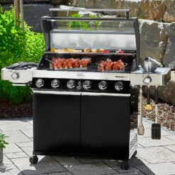 Rösle Gasgrill Videro G6-S VARIO+ Schwarz - Modell 2023 - SMART Deal Inkl. Grillfürst Grill Control + Abdeckhaube Und Grillplatte -Grillfuerst Speichern Roesle Gasgrill Videro G6 S Mood 3