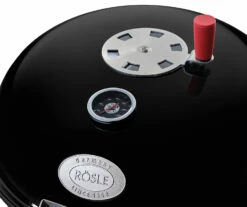 Rösle Holzkohlegrill Kugelgrill No.1 F50 Sport - FC Bayern Edition - Inkl. FC Bayern Abdeckhaube -Grillfuerst Speichern Roesle Holzkohle Kugelgrill Sport F50 FC Bayern Detail Deckel 1