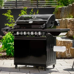 Rösle Gasgrill Magnum PRO G4-S - X-DEAL Inkl. Abdeckhaube, Gusseisen Grillplatte Und Drehspieß - Modell 2023 24 Rösle Gasgrill Magnum PRO G4-S - X-DEAL Inkl. Abdeckhaube, Gusseisen Grillplatte Und Drehspieß - Modell 2023 -Grillfuerst Speichern Roesle Magnum PRO G4 S Lifestyle 1