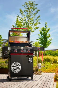 Rösle Videro G3-S VARIO+ Schwarz Gasgrill - FC Bayern Edition - Inkl. FC Bayern Abdeckhaube, Barbecue Grillzange Und Burgerpresse -Grillfuerst Speichern Roesle Videro G3 S FC Bayern Edition 1
