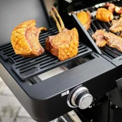 Rösle Gasgrill BBQ-Station Videro G4-S Vario+ Nero Schwarz - Modell 2023 - SMART Deal Inkl. Grillfürst Grill Control + Abdeckhaube Und Grillplatte -Grillfuerst Speichern Roesle Videro G4 S Vario NERO Primezone Gussrost 3