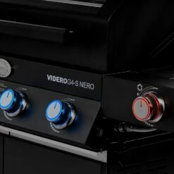 Rösle Gasgrill BBQ-Station Videro G4-S Vario+ Nero Schwarz - Modell 2023 - SMART Deal Inkl. Grillfürst Grill Control + Abdeckhaube Und Grillplatte -Grillfuerst Speichern Roesle Videro G4 S Vario NERO matt schwarz beleuchtet 3