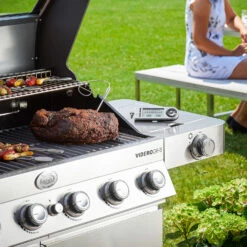 Rösle Edelstahl Gasgrill Videro G6-S VARIO+ - Limited Edition Modell 2023 - X-DEAL Inkl. Abdeckhaube, Grillplatte Und Drehspieß -Grillfuerst Speichern Roesle Videro G6 S Edelstahl Gasgrill Station Mood 3