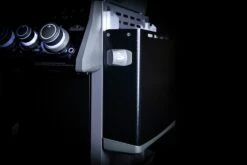 Napoleon Rogue SE 525 Gasgrill - All-black - Mit Sizzle Zone Und Heckbrenner - Grillfürst Edition Inkl. Abdeckhaube Im Karton + Gussplatte - Modell 2022 28 Napoleon Rogue SE 525 Gasgrill - All-black - Mit Sizzle Zone Und Heckbrenner - Grillfürst Edition Inkl. Abdeckhaube Im Karton + Gussplatte - Modell 2022 -Grillfuerst Speichern Seitenablage abgeklappt all black 2