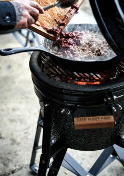 The Bastard Keramikgrill Classic Compact - Schwarz Glänzend - Modell 2023