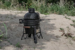 The Bastard Keramikgrill Classic Small - Schwarz Glänzend - Modell 2023 -Grillfuerst Speichern The Bastard Classic Small Kamado Grill Strand