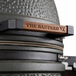 The Bastard Keramikgrill VX Large - Complete - Schwarz Matt - Modell 2023 -Grillfuerst Speichern The Bastard VX Large Detail Griff 1