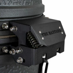 The Bastard Keramikgrill VX Medium - Complete - Schwarz Matt - Modell 2023 20 The Bastard Keramikgrill VX Medium - Complete - Schwarz Matt - Modell 2023 -Grillfuerst Speichern The Bastard VX Medium Detail Deckelschanier
