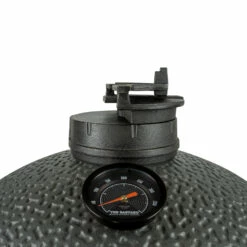 The Bastard Keramikgrill VX Medium - Complete - Schwarz Matt - Modell 2023 19 The Bastard Keramikgrill VX Medium - Complete - Schwarz Matt - Modell 2023 -Grillfuerst Speichern The Bastard VX Medium Detail Topcap Position2