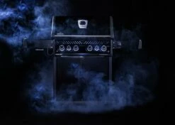 Napoleon Rogue SE 525 Gasgrill - All-black - Mit Sizzle Zone Und Heckbrenner - Grillfürst Edition - X-DEAL Inkl. Abdeckhaube, Gussplatte Und Drehspieß-Set - Modell 2022 -Grillfuerst Speichern napoleon rogue se all black limited 3