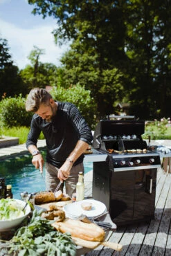 Outdoorchef Dualchef 325 G Gasgrill Mit Seitenkocher + BLAZING ZONE Infrarotbrenner + DGS Gusseisen Grillrost 2 Stk. + DGS Gemüse Grillrost 2 Stk. 30 Outdoorchef Dualchef 325 G Gasgrill Mit Seitenkocher + BLAZING ZONE Infrarotbrenner + DGS Gusseisen Grillrost 2 Stk. + DGS Gemüse Grillrost 2 Stk. -Grillfuerst Speichern outdoorchef dualchef 325 g garten 18 700 02 1