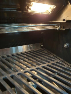 Outdoorchef Dualchef S 425 G Edelstahl Gasgrill Mit Seitenkocher + Blazing Zone Infrarotbrenner + DGS Gusseisen Grillrost 2 Stk. + DGS Gemüse Grillrost 2 Stk. -Grillfuerst Speichern outdoorchef dualchef beleuchtung