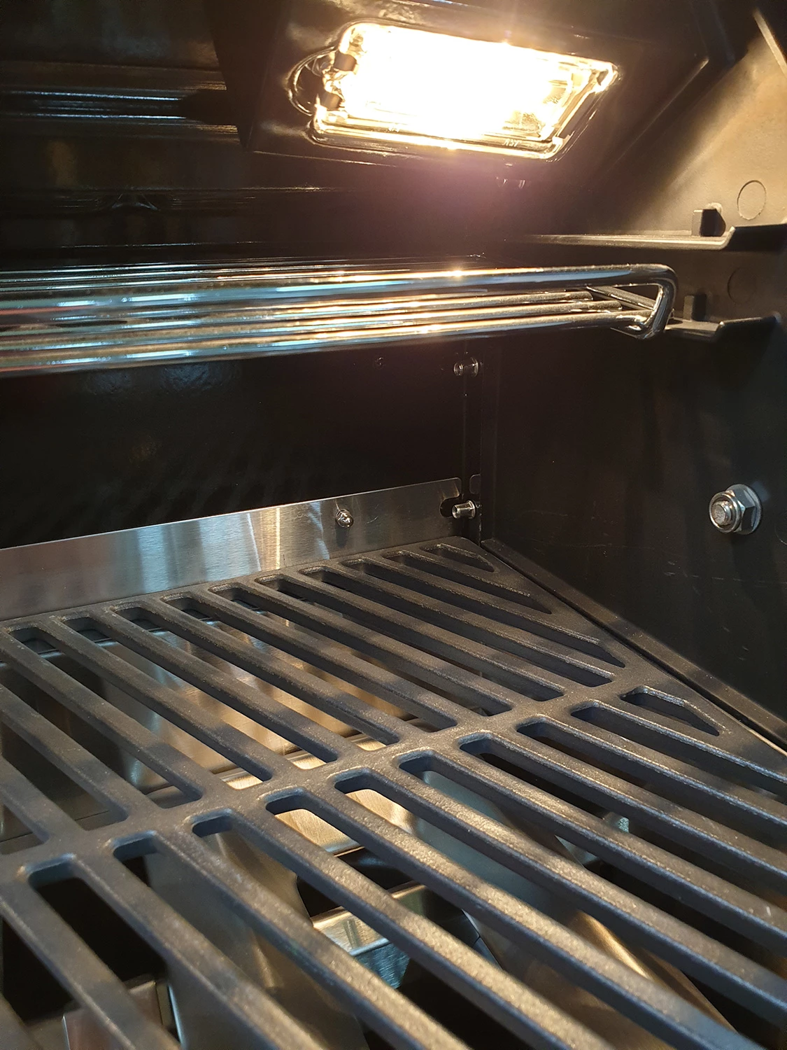 Outdoorchef Dualchef S 425 G Edelstahl Gasgrill Mit Seitenkocher + BLAZING ZONE Infrarotbrenner 6 Outdoorchef Dualchef S 425 G Edelstahl Gasgrill Mit Seitenkocher + BLAZING ZONE Infrarotbrenner – Bild 4